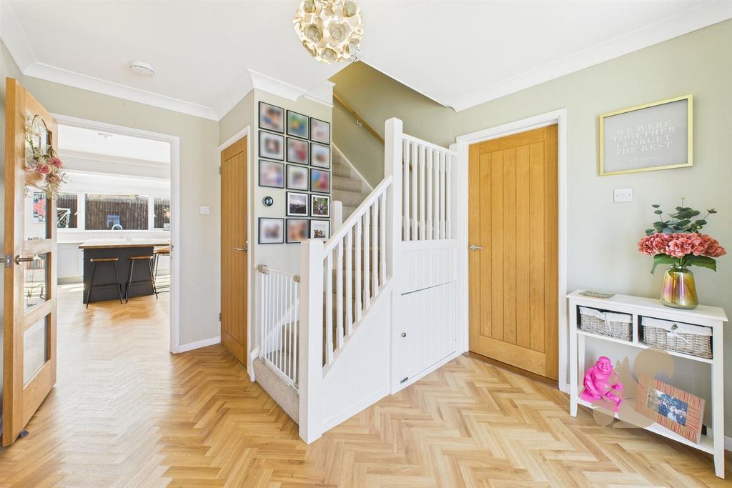 Property photo 2 of 22 Entrance Hall