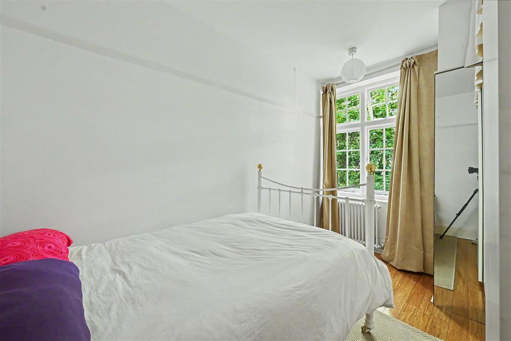 Property photo 3 of 9 154 Makepeace Mansions - Bedroom.Jpeg