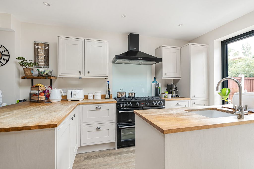 Property photo 3 of 16 Kitchen/Dining