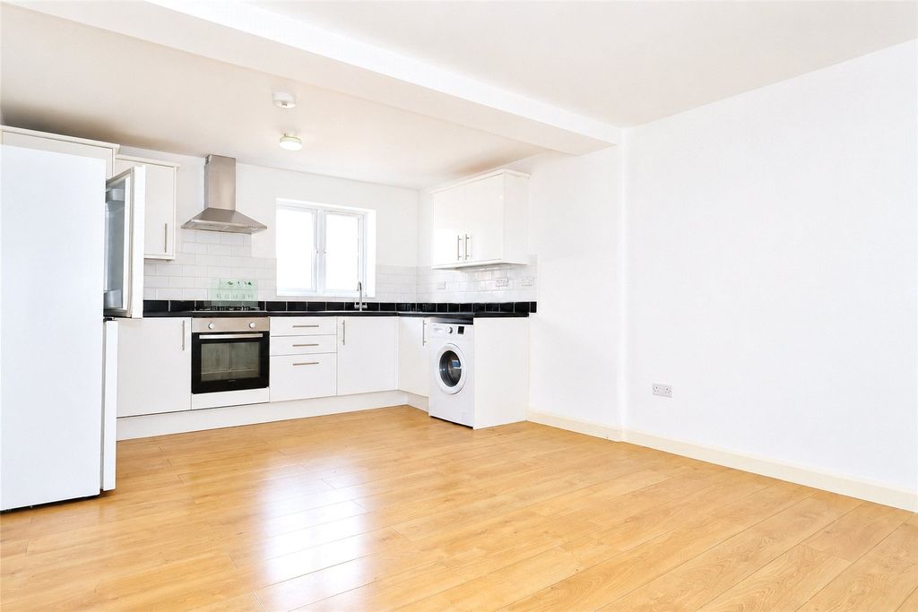 Property photo 2 of 8 Picture No. 18
