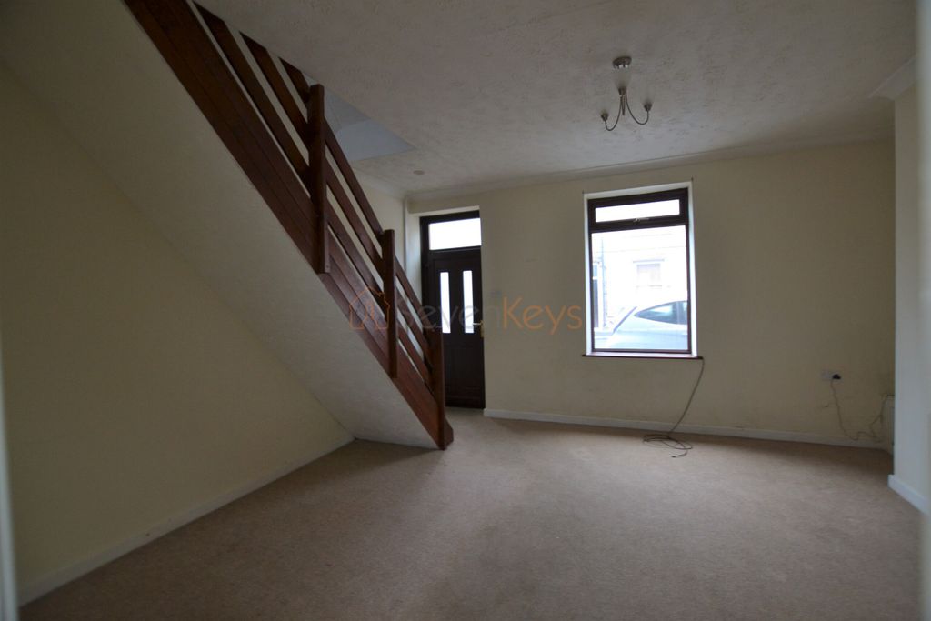 Property photo 3 of 11 Lounge