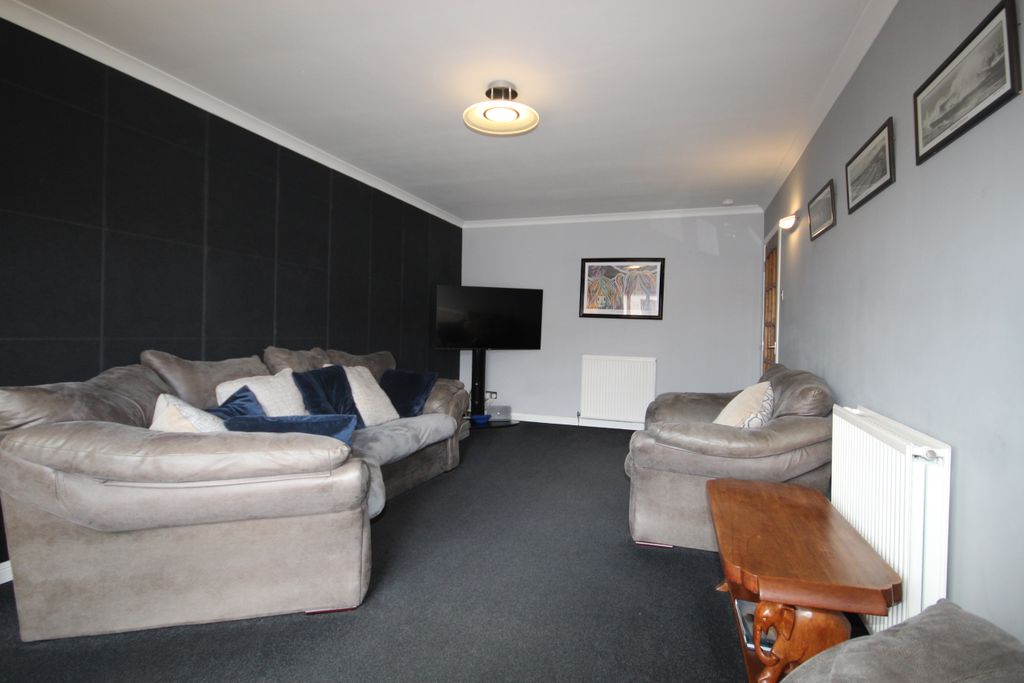 Property photo 3 of 23 Lounge 