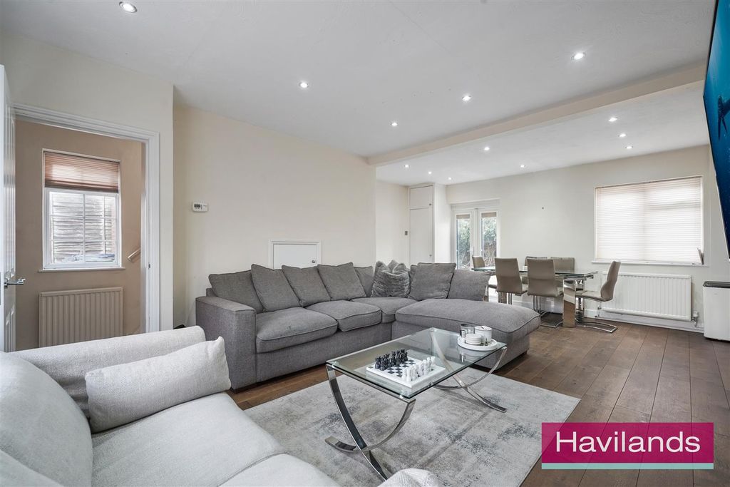 Property photo 3 of 21 Armstrong Crescent-3.Jpg