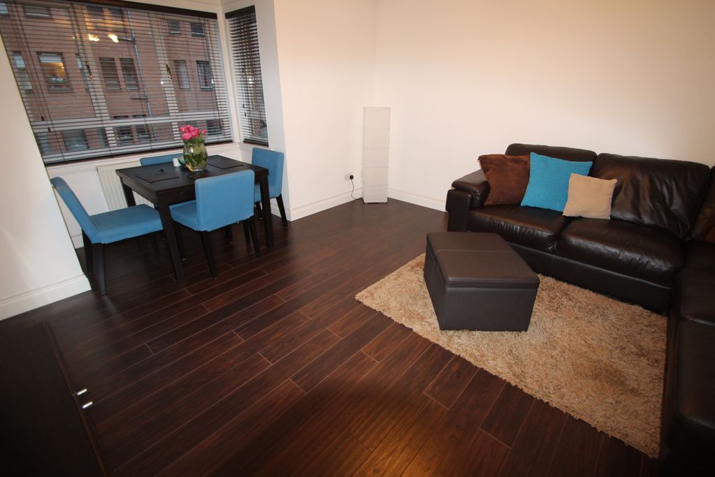 Property photo 3 of 11 Lounge