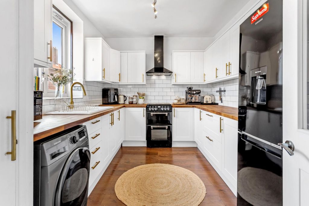 Property photo 1 of 17 Kitchen