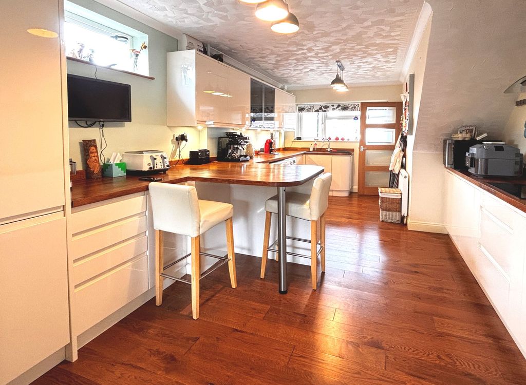Property photo 2 of 17 Kitchen 1