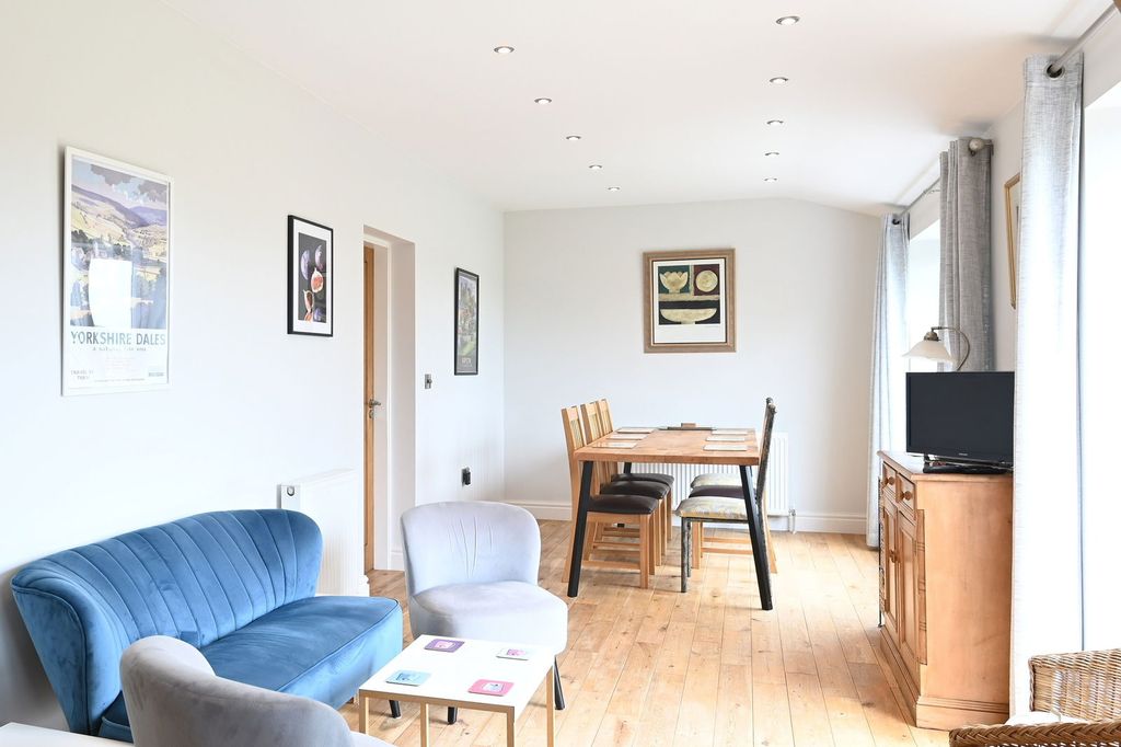 Property photo 2 of 30
