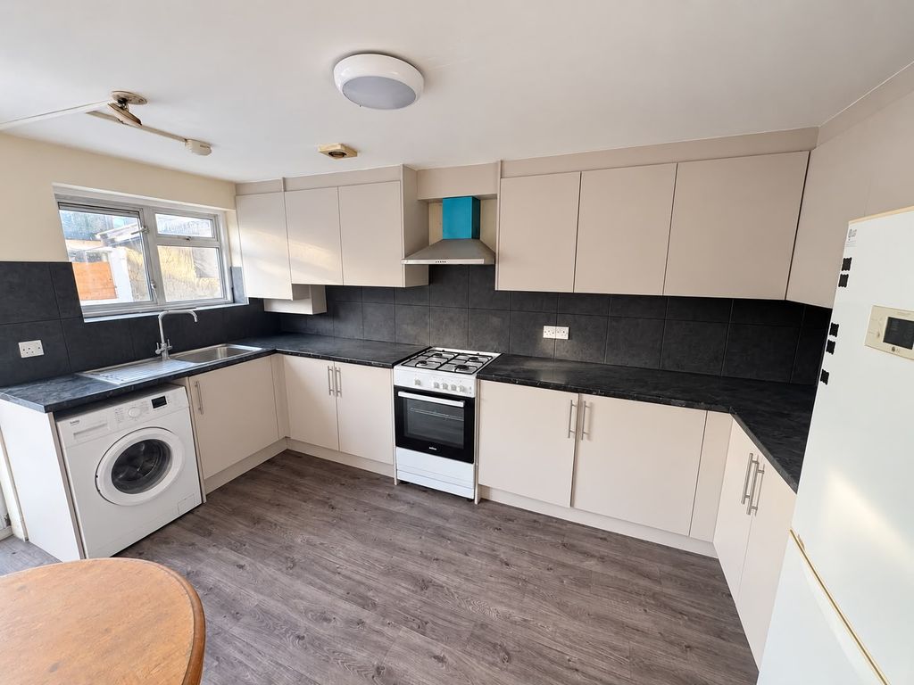 Property photo 1 of 9 5 Bed Terraced House To Rent On Oswald Road, Ub1