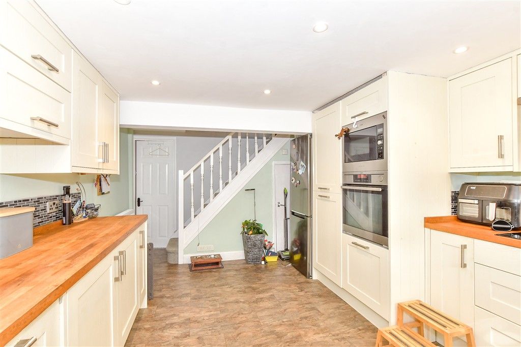 Property photo 3 of 10 Kitchen