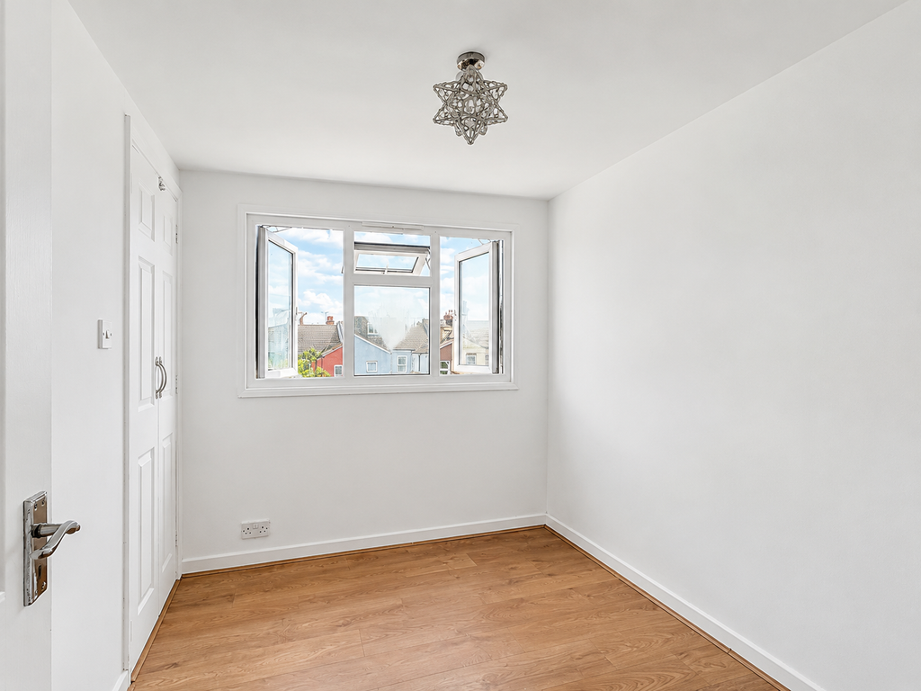Property photo 2 of 12 633B2Ea7-Bd27-43F6-895F-C071A1E5531C