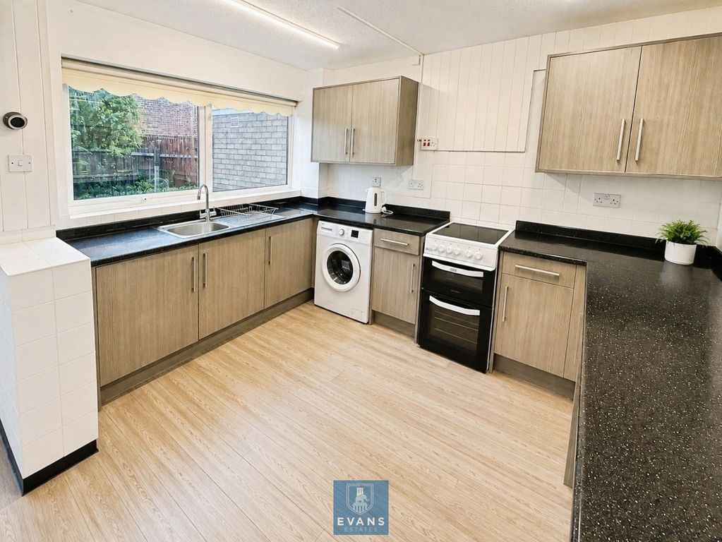 Property photo 3 of 12 Kitchen