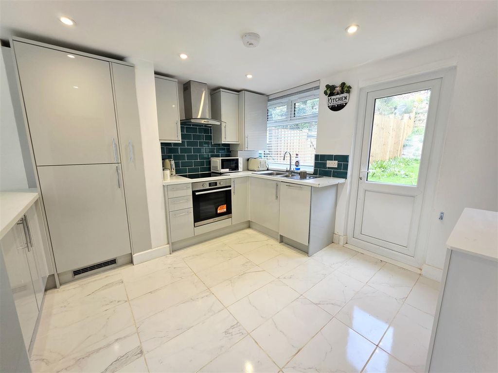 Property photo 3 of 12 Kitchen.