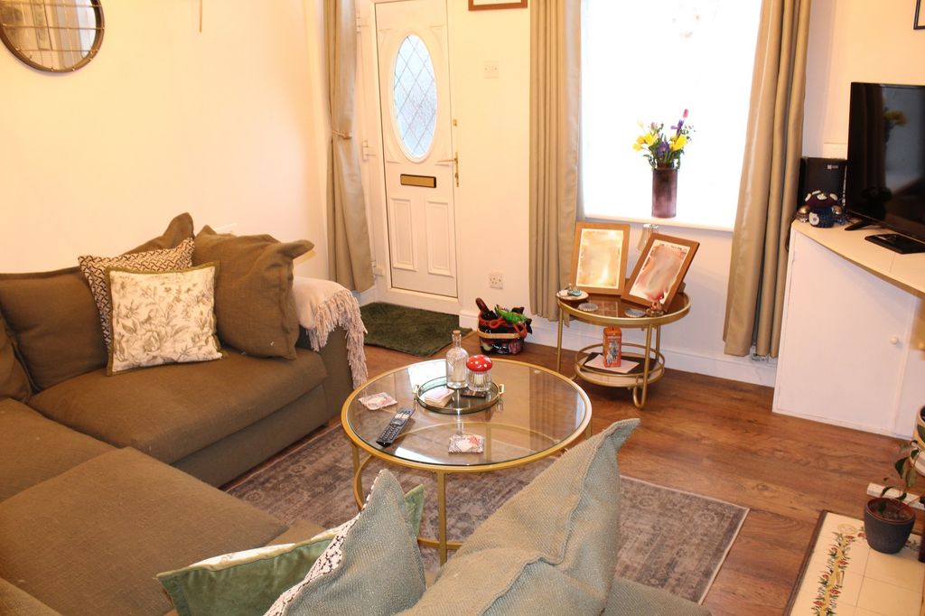 Property photo 2 of 15 Lounge