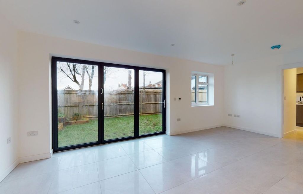 Property photo 3 of 18 Picture 3