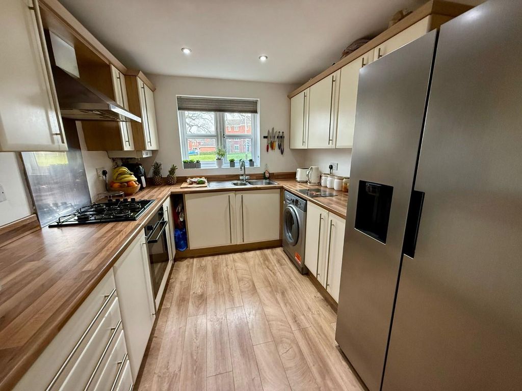 Property photo 2 of 10 Kitchen 3.Jpg