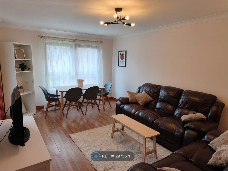 Property photo 1 of 19 Living Room / Dinning Room