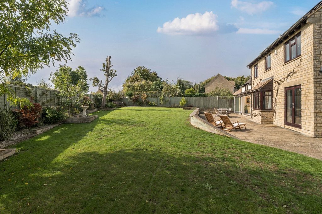 Property photo 1 of 24 Large, Easy To Maintain Garden