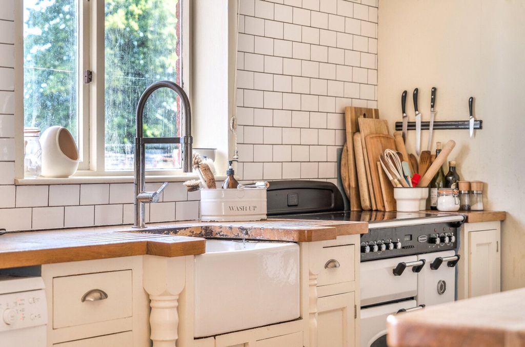Property photo 3 of 17 Kitchen
