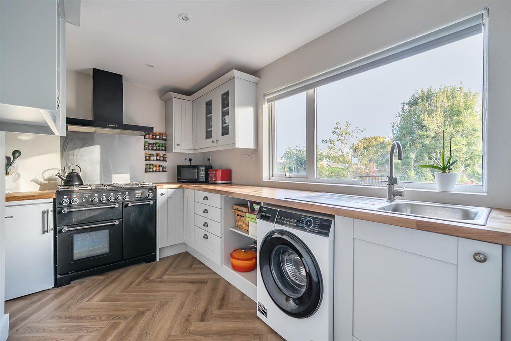 Property photo 3 of 19 1372712-8-68Ff98308E4E8.Jpg