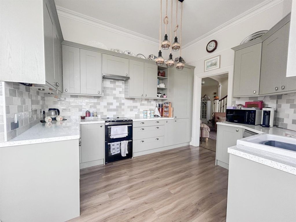 Property photo 3 of 26 17-02830B3B-Fa28-4F4d-87E3-F804Cbceafb9.Jpg