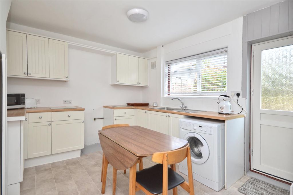 Property photo 3 of 9 Kitchen / Breakfast