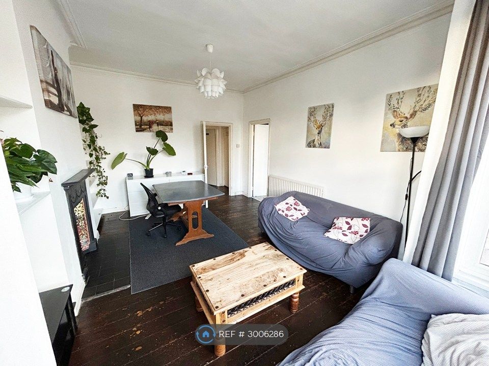 Property photo 2 of 7 Front Room 2