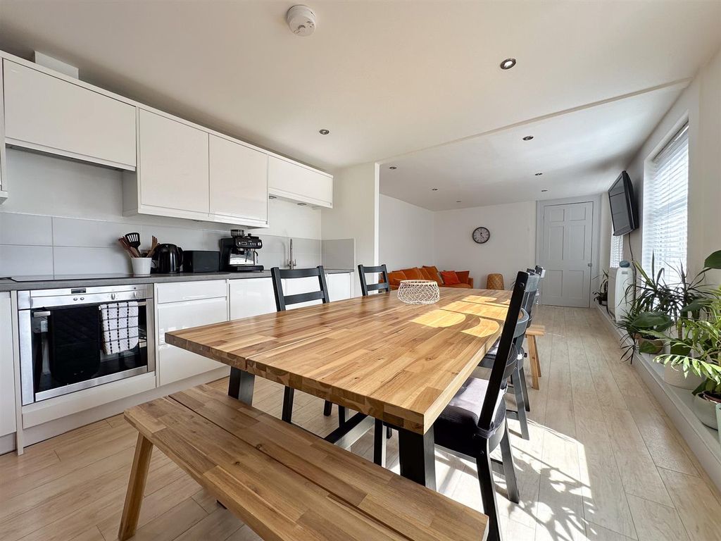 Property photo 3 of 7 Kitchen