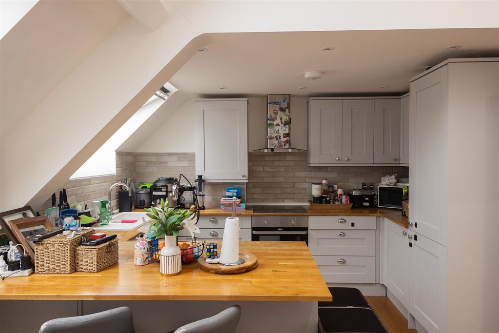 Property photo 3 of 11 Kitchen