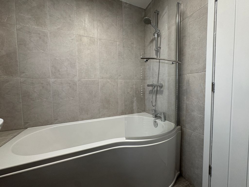 Property photo 3 of 11 Bathroom