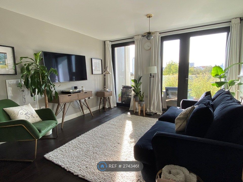 Property photo 1 of 15 Lounge Facing Thames Barrier Park