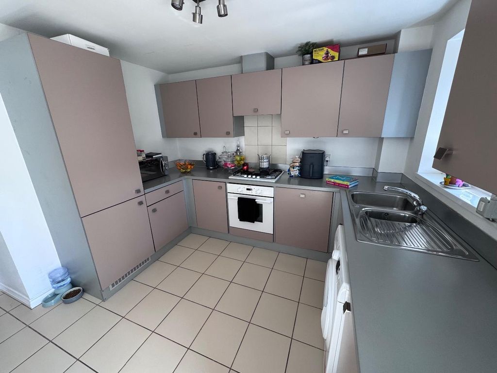 Property photo 2 of 9 Kitchen