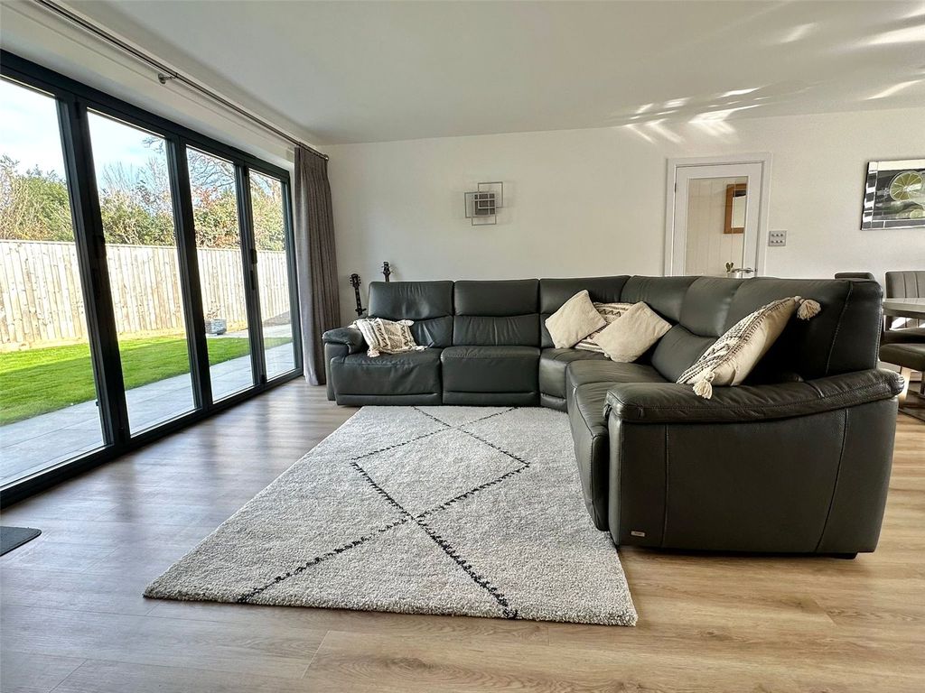 Property photo 3 of 22 Picture No. 32