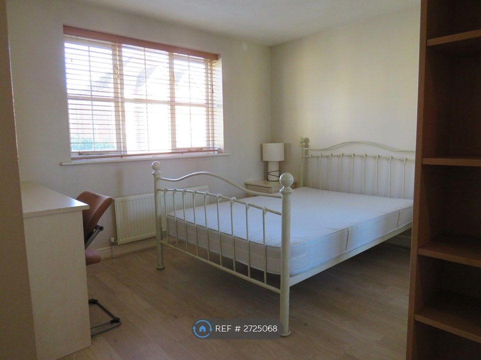 Property photo 2 of 21 Ensuite Bedroom 6