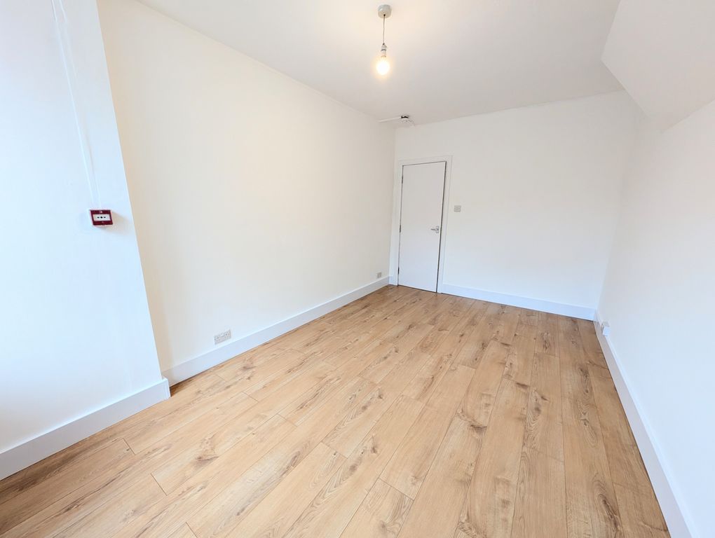 Property photo 3 of 10 Lounge / Bedroom