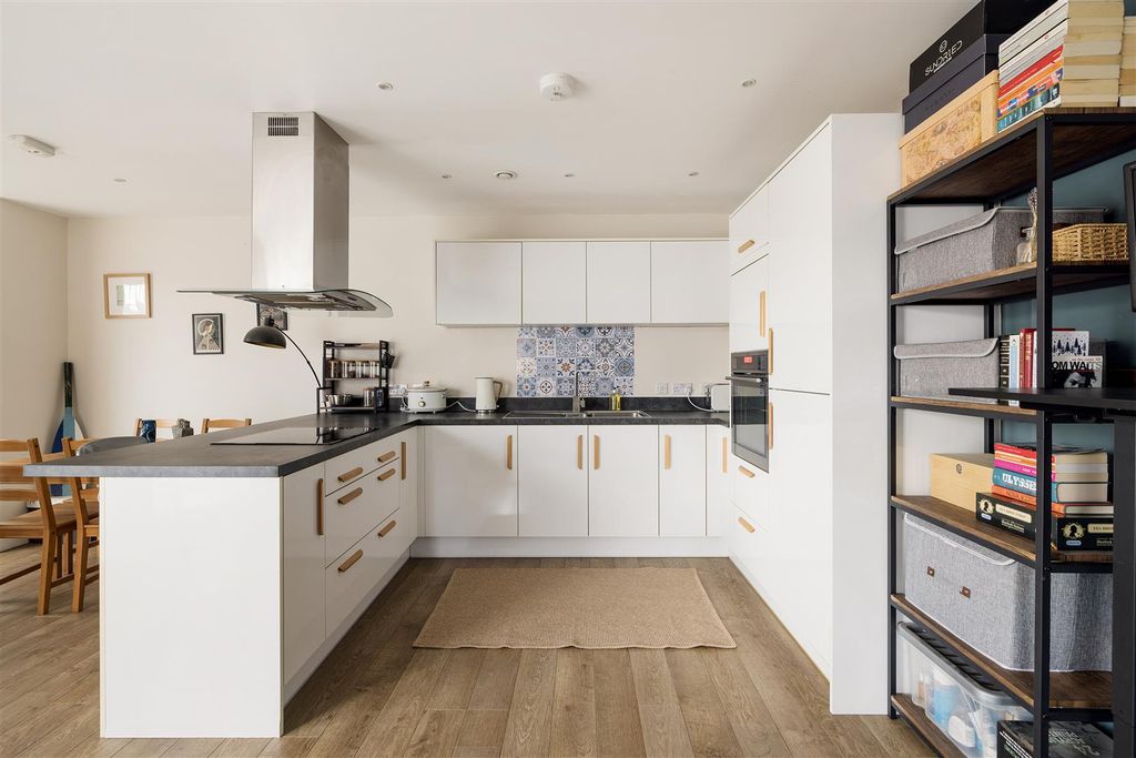 Property photo 3 of 19 Hainult Road, E11