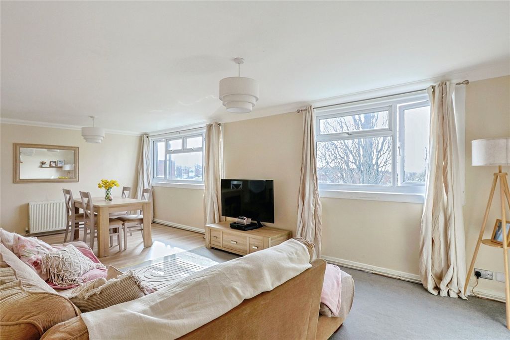 Property photo 2 of 21 Lounge