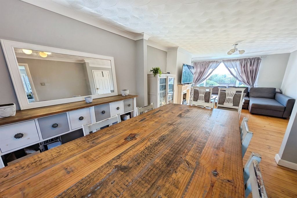 Property photo 3 of 15 (Thumbnail)