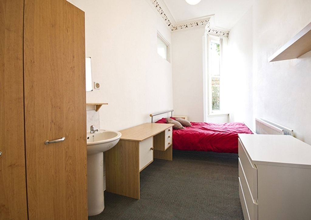 Property photo 1 of 9 A Bright And Inviting Double Bedroom Featuring Mod...