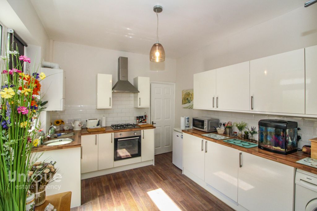 Property photo 2 of 32