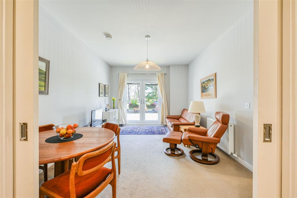 Property photo 3 of 11 Lounge