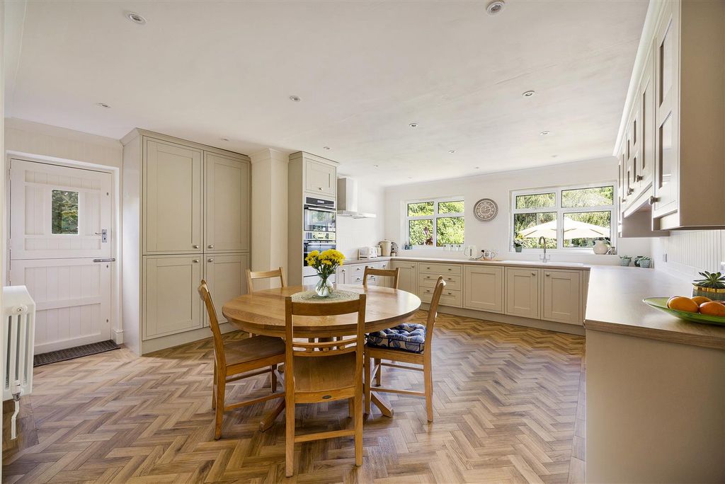 Property photo 2 of 31 Waterhall Avenue, E4