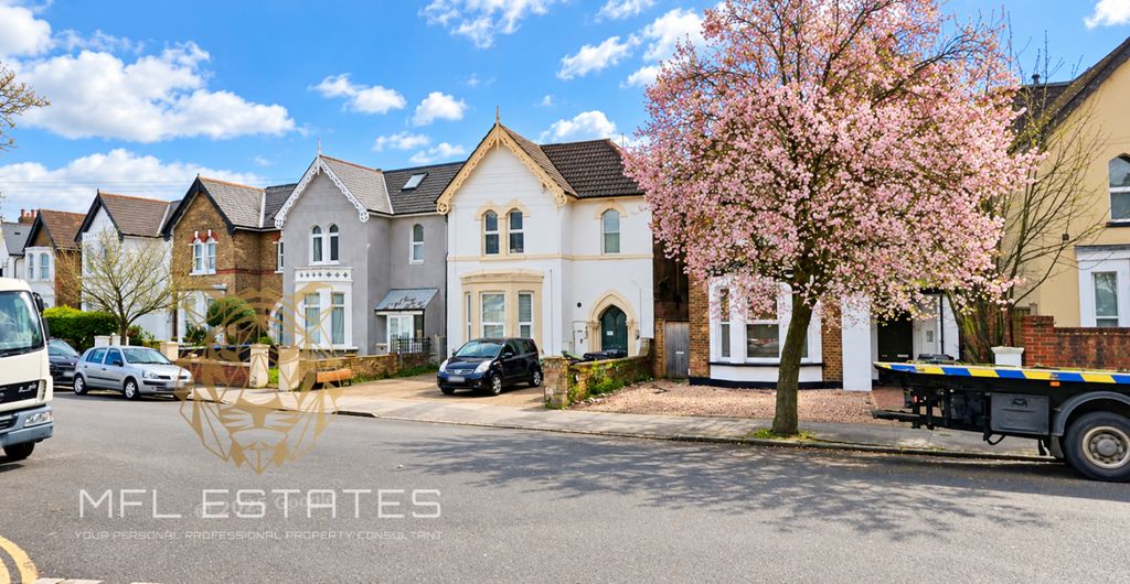 Property photo 1 of 8 Exceptionally Spacious Studio / One Bedroom Flat | Separate Kitchen | Gas Included | Dagnall Park Se25
