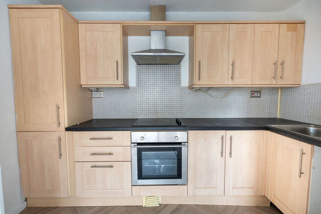 Property photo 3 of 6 Kitchen