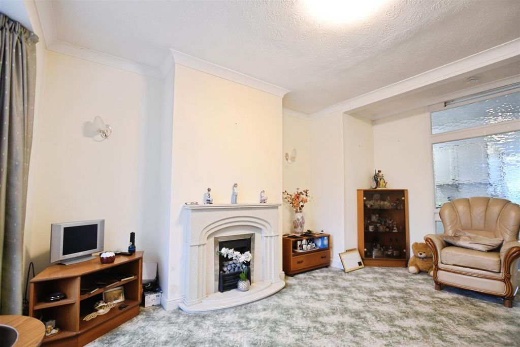 Property photo 3 of 21 Lounge