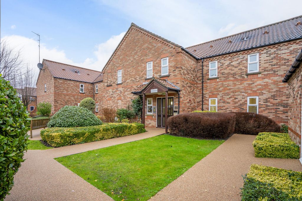 Property photo 1 of 12 Front (Exterior)