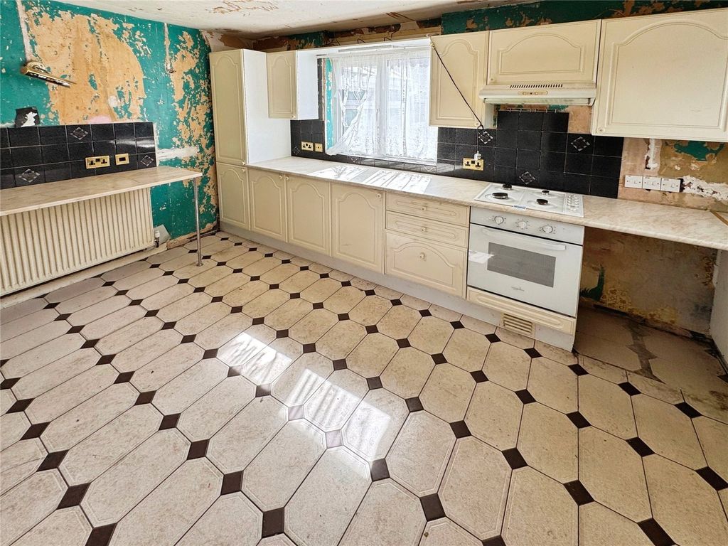 Property photo 3 of 11 Kitchen