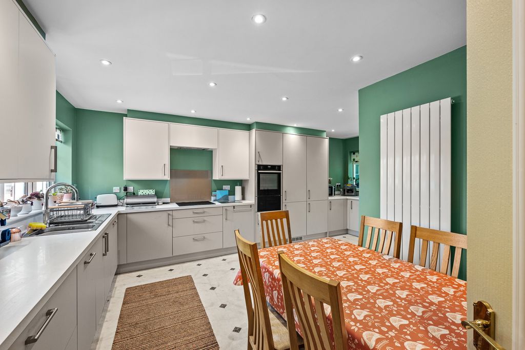 Property photo 2 of 31