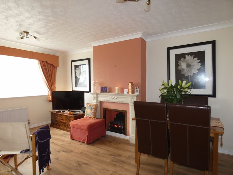 Property photo 3 of 14 Lounge