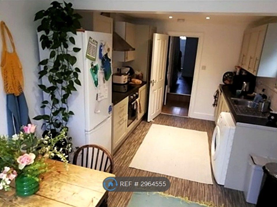 Property photo 3 of 14 Kitchen