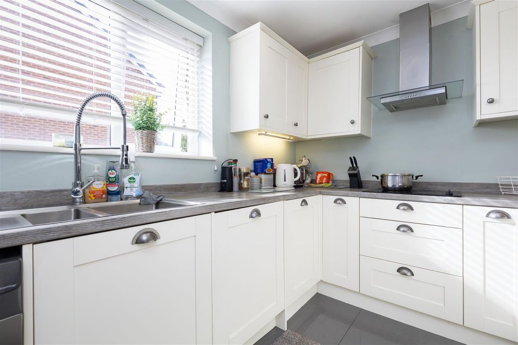Property photo 3 of 27 Kitchen Breakfast Room